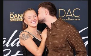 JoJo Siwa, Chris Hughes, JoJo Siwa red carpet, JoJo Siwa boyfriend, JoJo Siwa relationship, JoJo Siwa dating, Chris Hughes and JoJo Siwa, celebrity couple, Beverly Hills charity gala, JoJo Siwa PDA, JoJo Siwa 2025, JoJo Siwa love life, JoJo Siwa news, JoJo Siwa event, JoJo Siwa photos, celebrity red carpet moments, JoJo Siwa style, Hollywood couples, JoJo Siwa romance, entertainment news