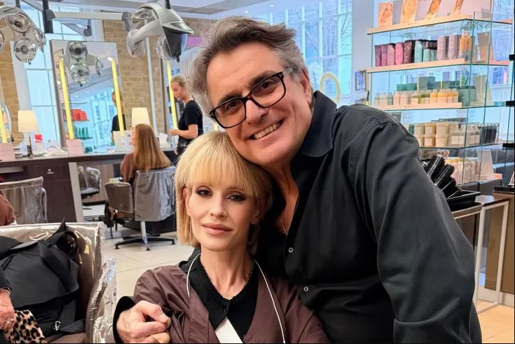 Kelly Osbourne, Kelly Osbourne hairstylist, Kelly Osbourne appearance, celebrity hairstyle news, celebrity style, fan support for Kelly Osbourne, celebrity appearance buzz, Kelly Osbourne reaction, celebrity news 2026, celebrity gossip, Hollywood style news, trending celebrity news, Kelly Osbourne fans, celebrity hair updates